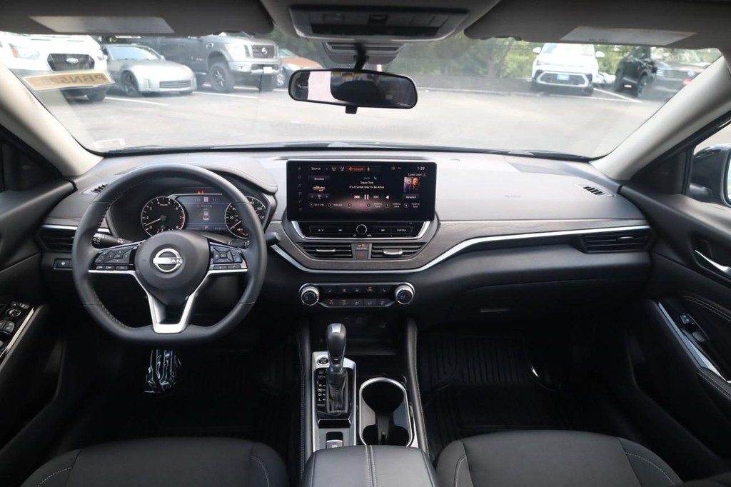 Nissan Altima Vehicle Image 07