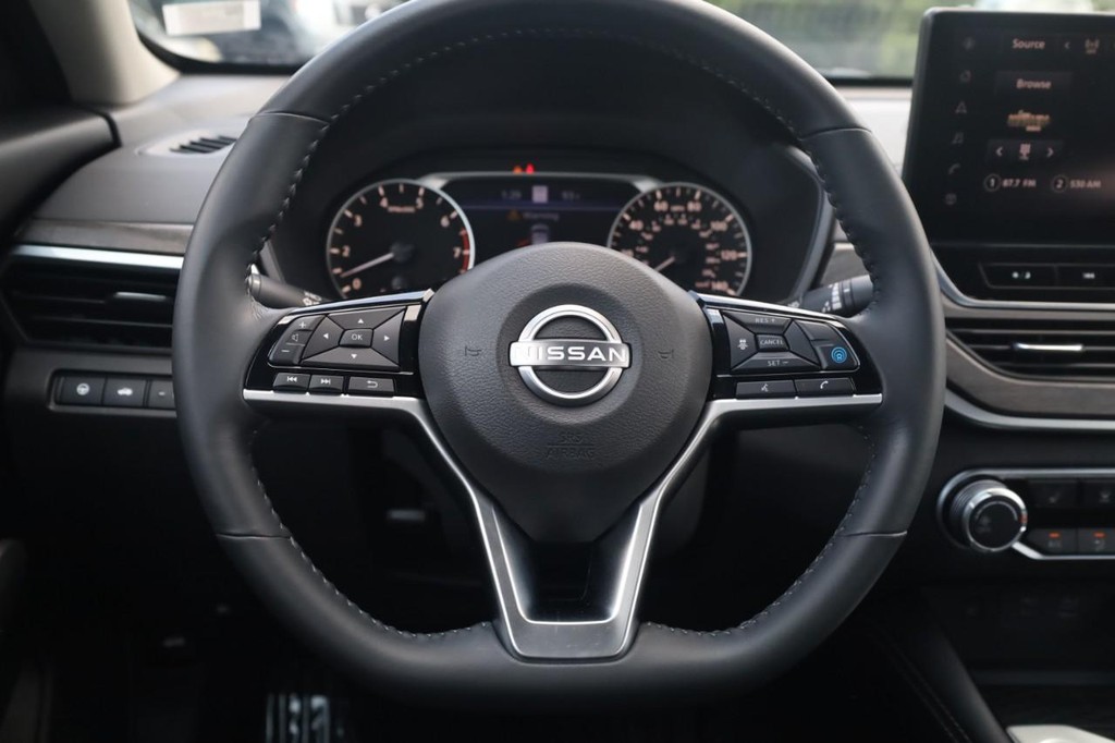 Nissan Altima Vehicle Image 08