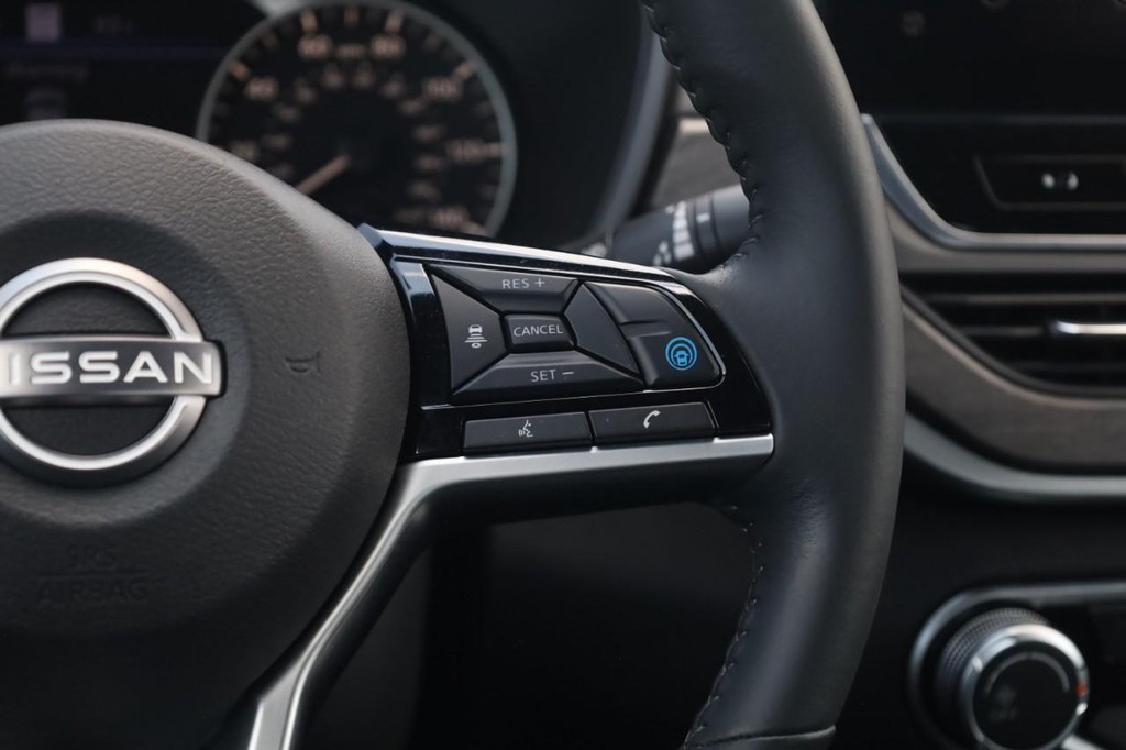 Nissan Altima Vehicle Image 09