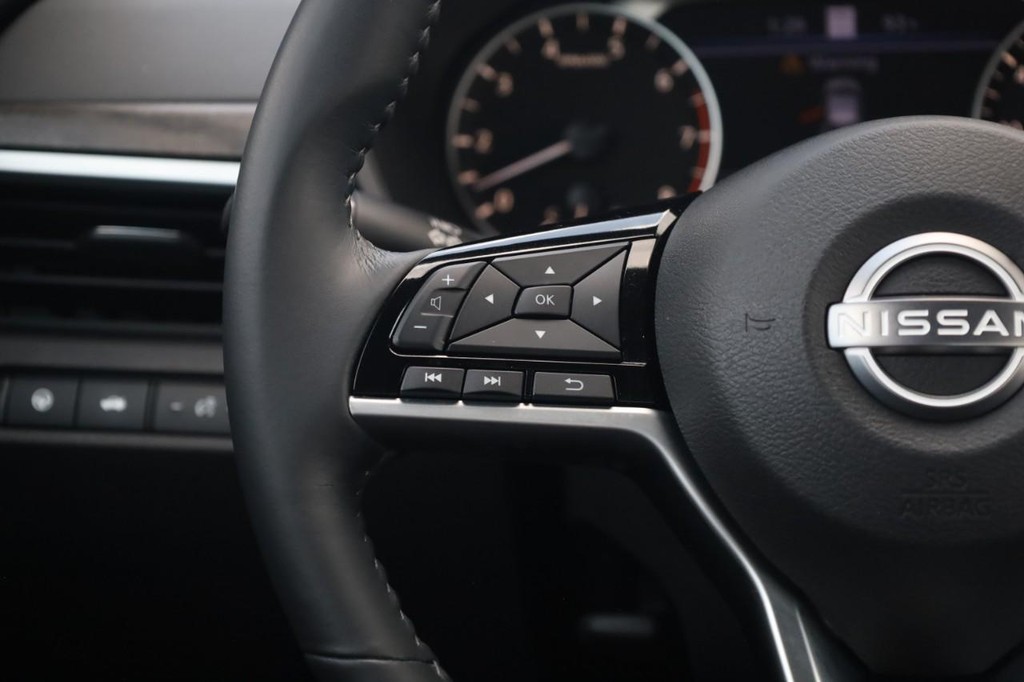 Nissan Altima Vehicle Image 10