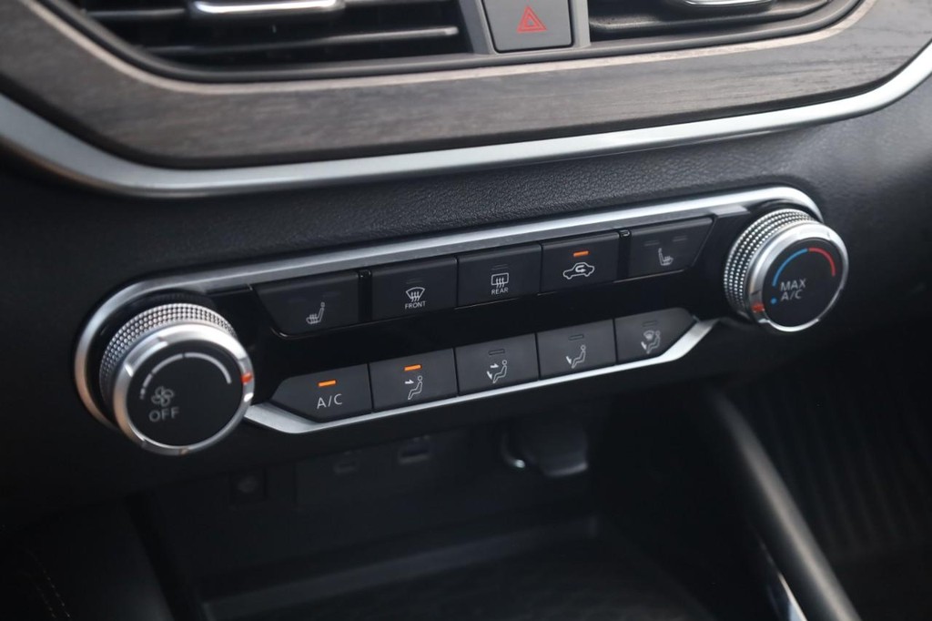 Nissan Altima Vehicle Image 16
