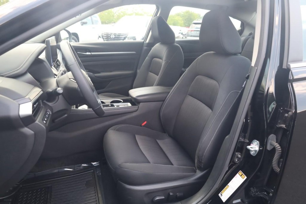 Nissan Altima Vehicle Image 20