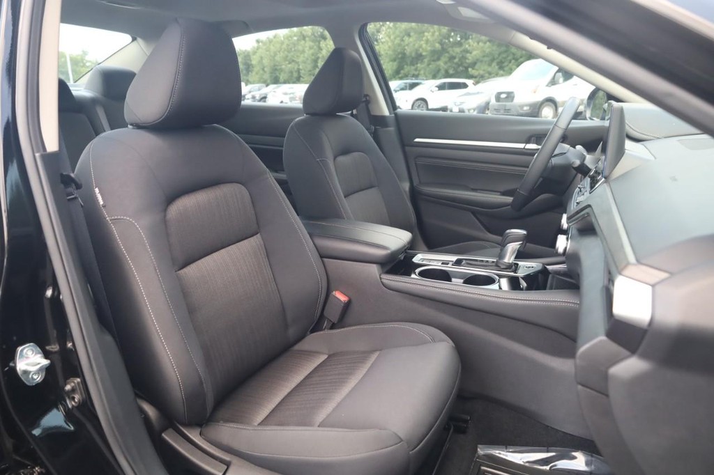 Nissan Altima Vehicle Image 21