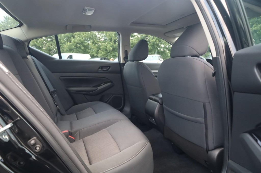Nissan Altima Vehicle Image 22