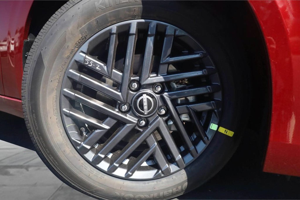 Nissan Sentra Vehicle Image 03