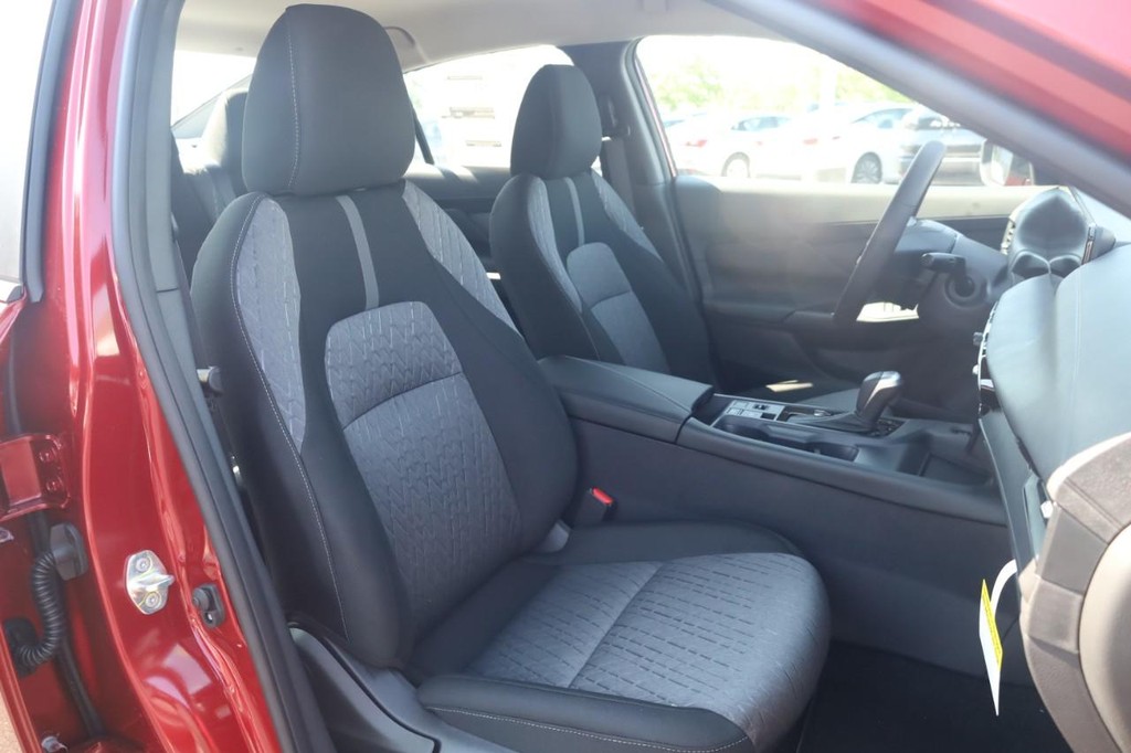 Nissan Sentra Vehicle Image 21