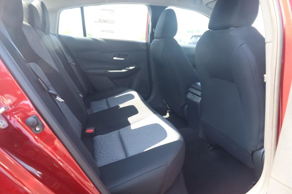 Nissan Sentra Vehicle Image 22