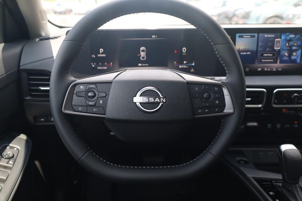 Nissan Sentra Vehicle Full-screen Gallery Image 8