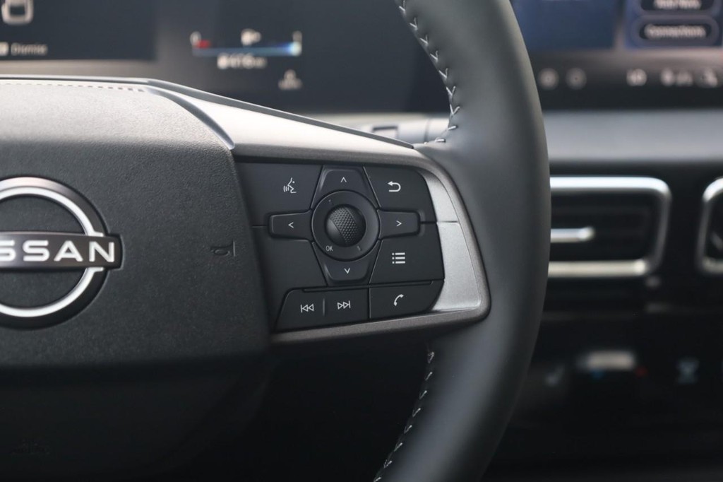 Nissan Sentra Vehicle Full-screen Gallery Image 9