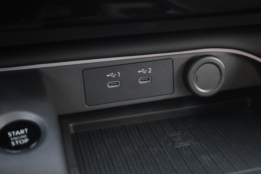 Nissan Sentra Vehicle Full-screen Gallery Image 17
