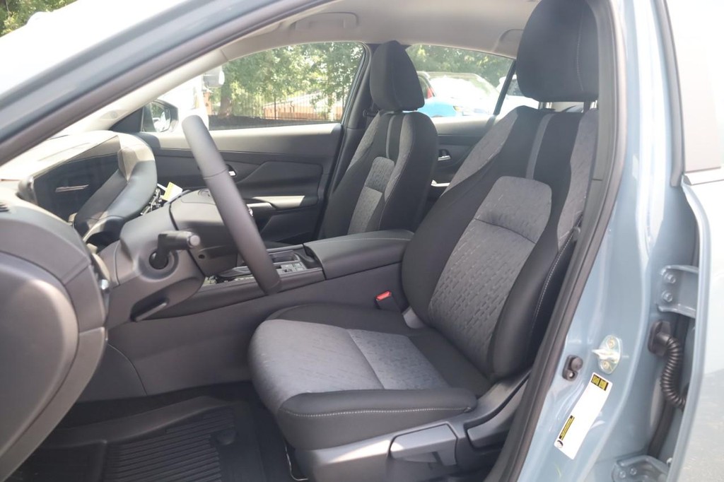 Nissan Sentra Vehicle Full-screen Gallery Image 20