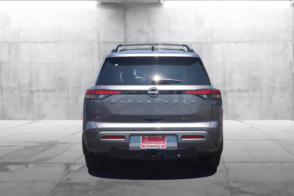 Nissan Pathfinder Vehicle Full-screen Gallery Image 6