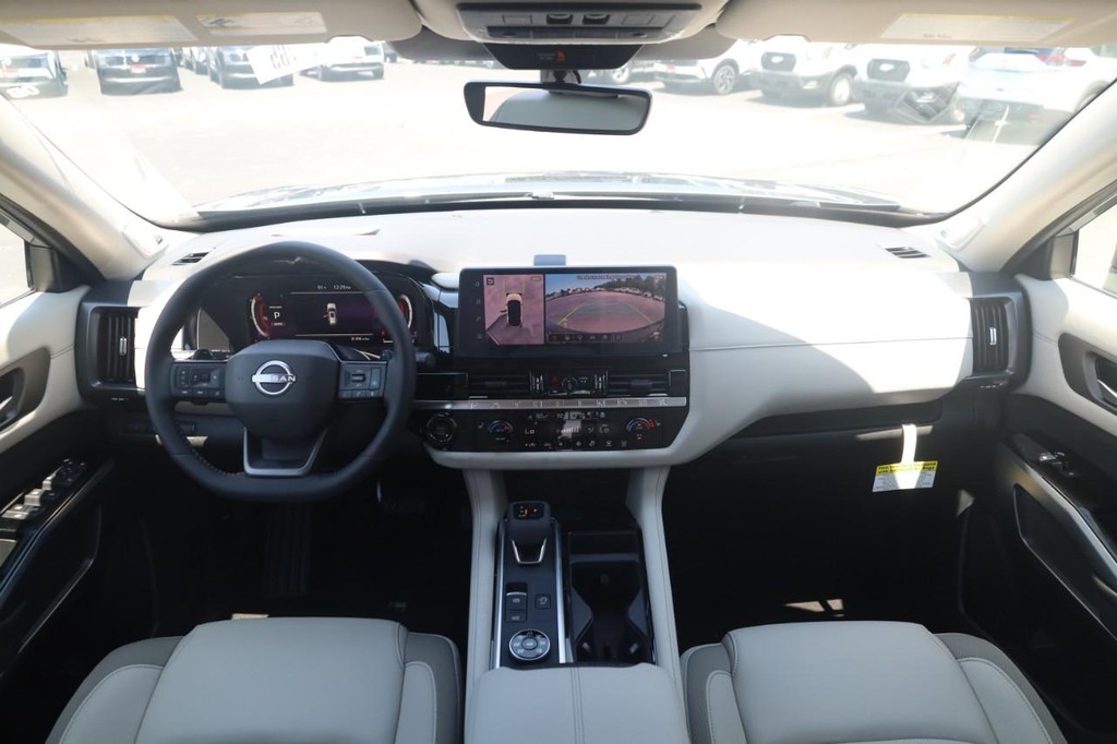 Nissan Pathfinder Vehicle Full-screen Gallery Image 7