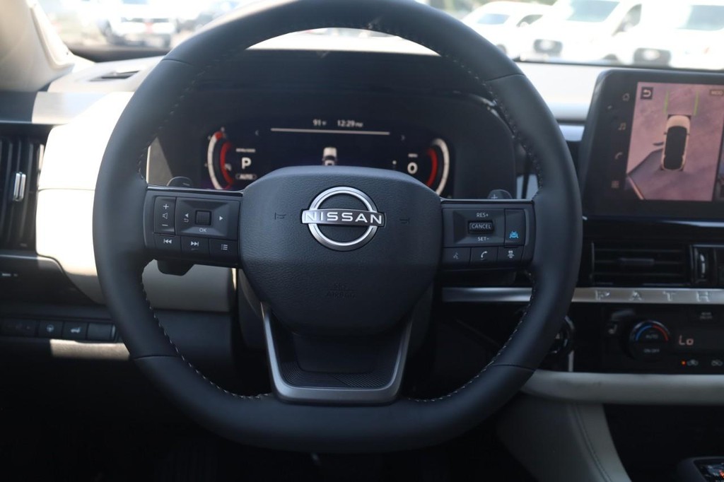 Nissan Pathfinder Vehicle Full-screen Gallery Image 8