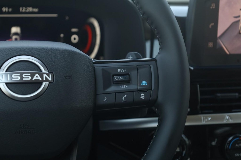 Nissan Pathfinder Vehicle Full-screen Gallery Image 9