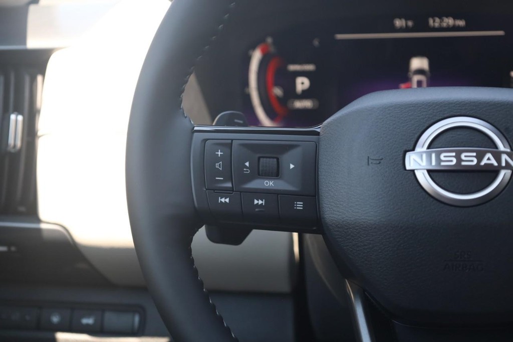 Nissan Pathfinder Vehicle Full-screen Gallery Image 10