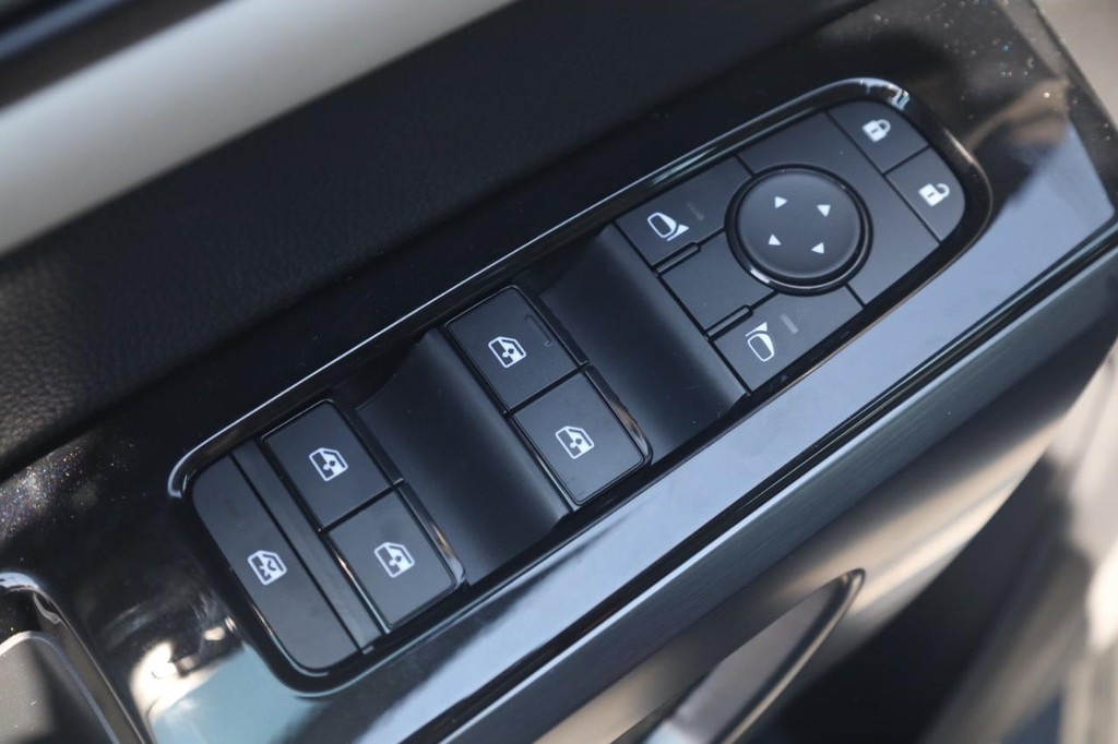 Nissan Pathfinder Vehicle Full-screen Gallery Image 11