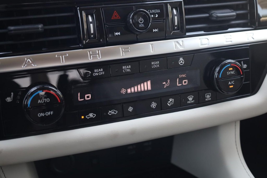 Nissan Pathfinder Vehicle Full-screen Gallery Image 16