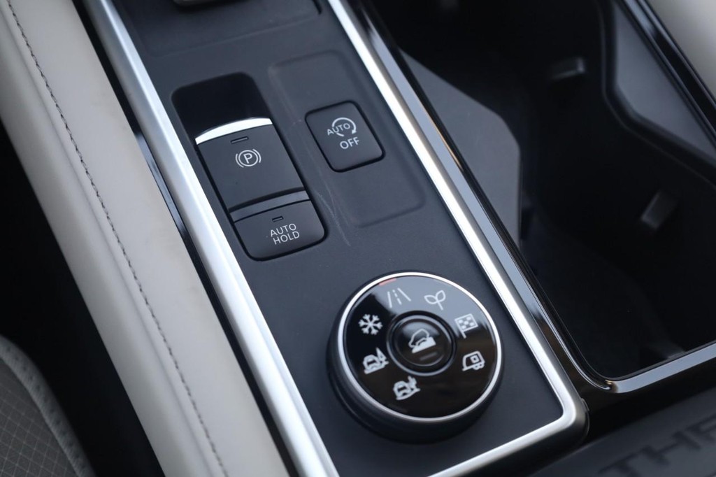 Nissan Pathfinder Vehicle Full-screen Gallery Image 18