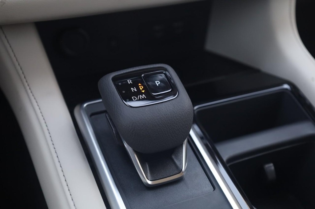 Nissan Pathfinder Vehicle Full-screen Gallery Image 19