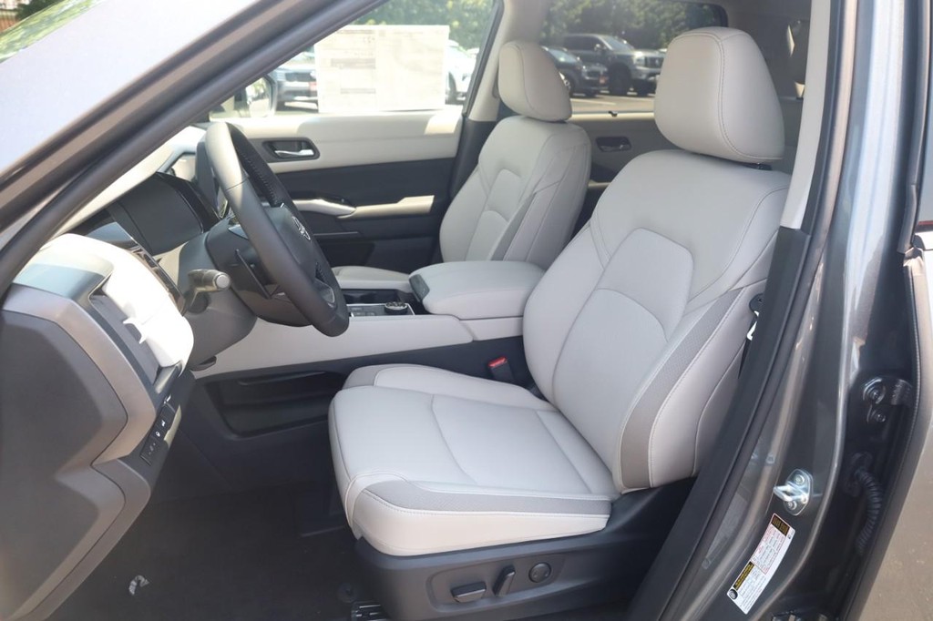 Nissan Pathfinder Vehicle Full-screen Gallery Image 20