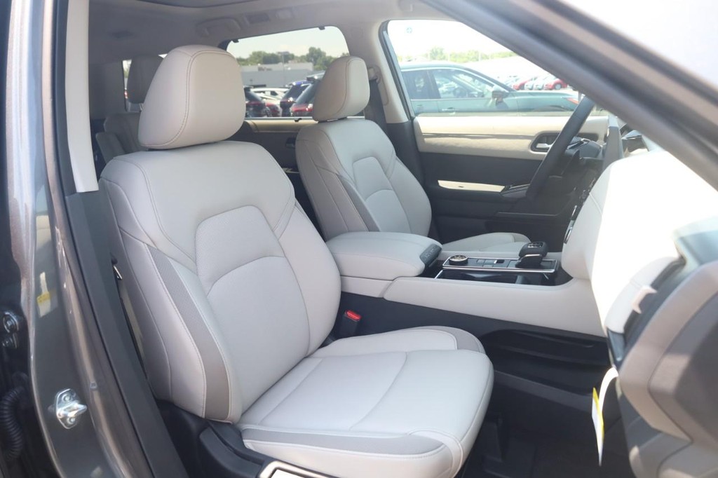Nissan Pathfinder Vehicle Full-screen Gallery Image 21