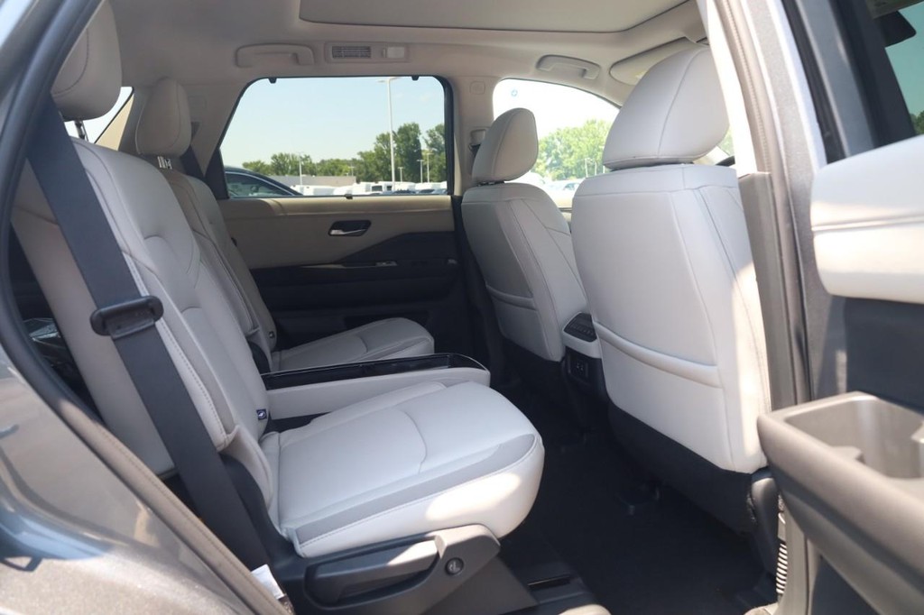 Nissan Pathfinder Vehicle Full-screen Gallery Image 22