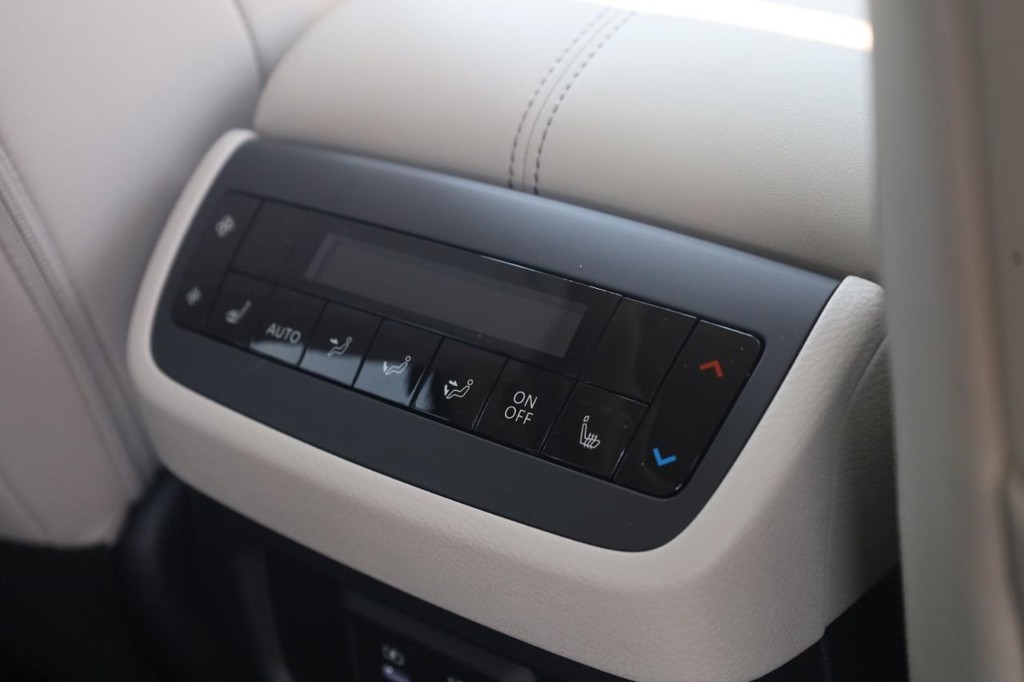 Nissan Pathfinder Vehicle Full-screen Gallery Image 23