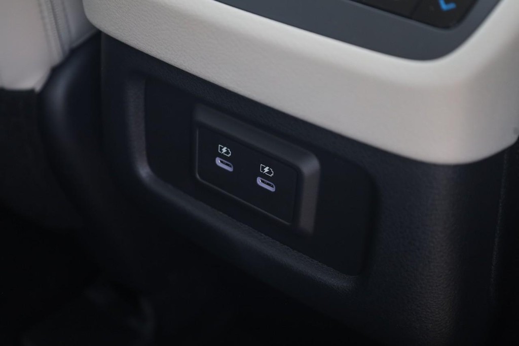 Nissan Pathfinder Vehicle Full-screen Gallery Image 24