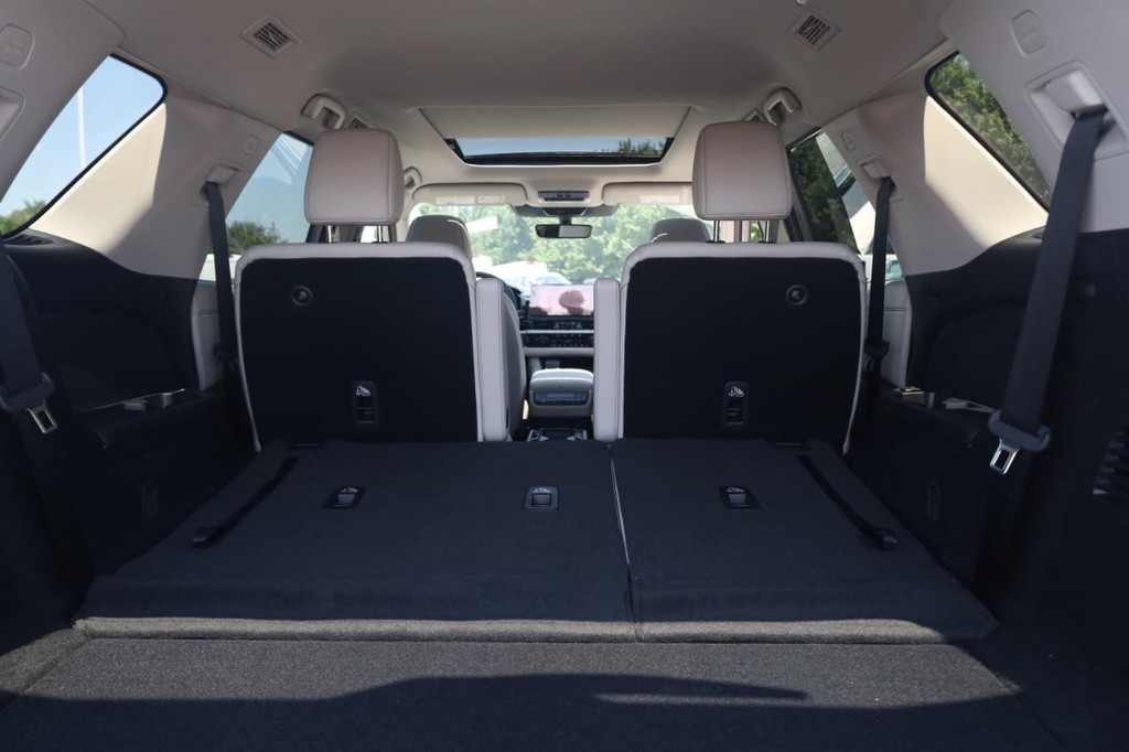 Nissan Pathfinder Vehicle Full-screen Gallery Image 27