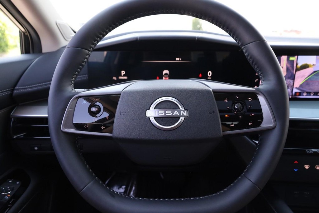 Nissan Murano Vehicle Image 12