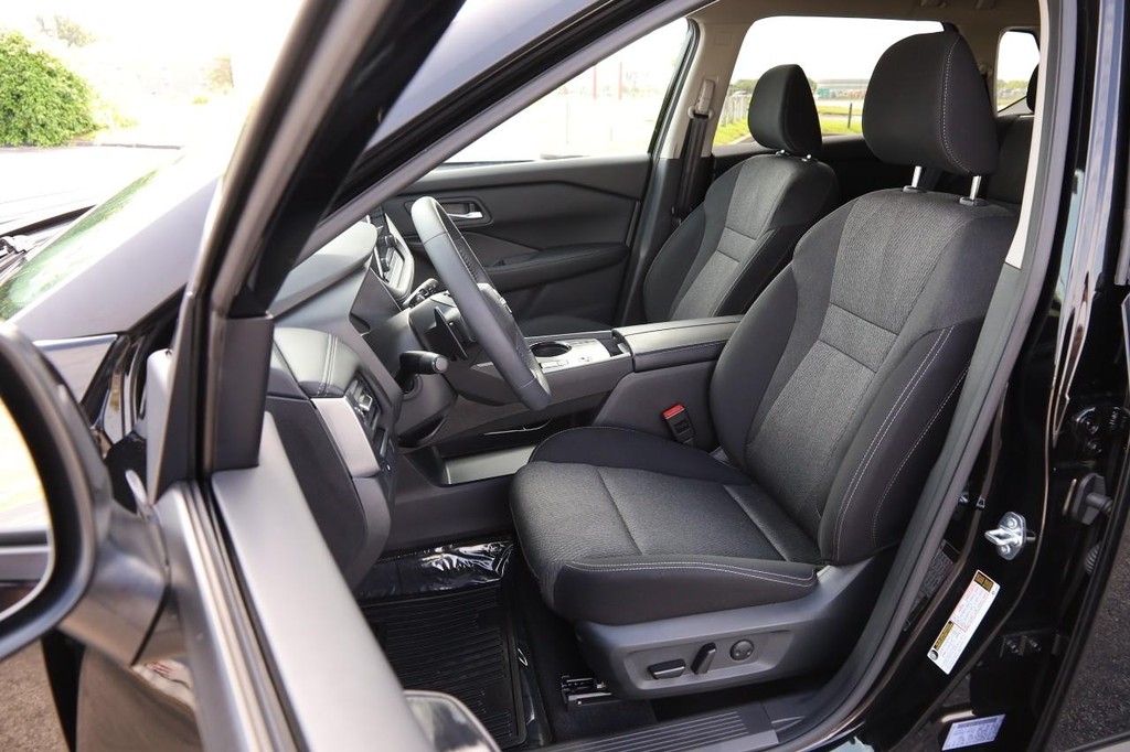 Nissan Rogue Vehicle Image 09