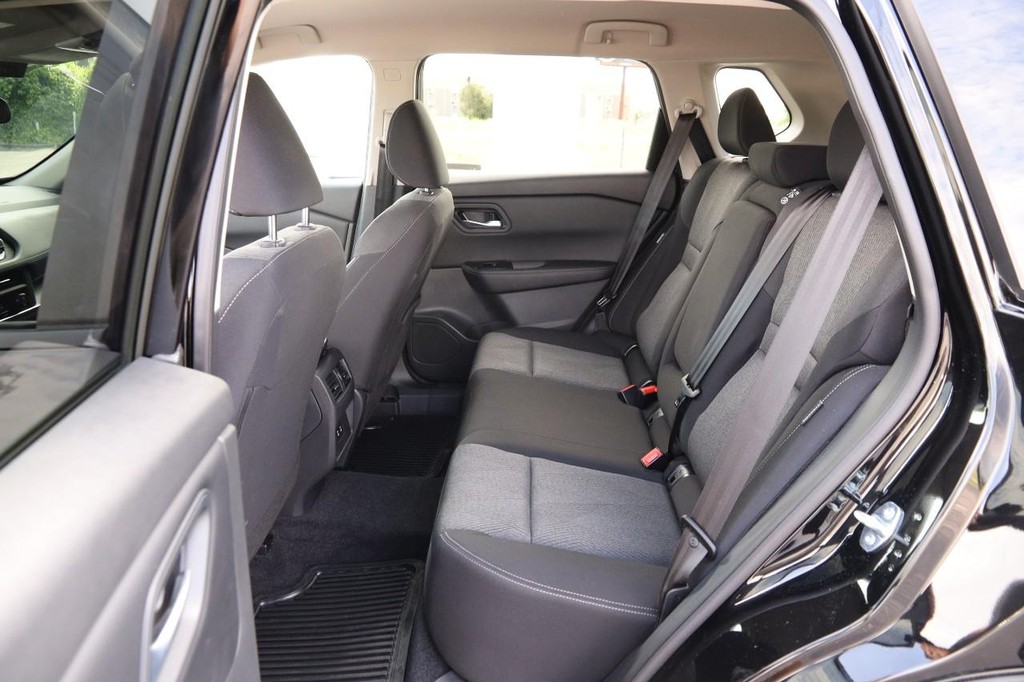 Nissan Rogue Vehicle Image 10