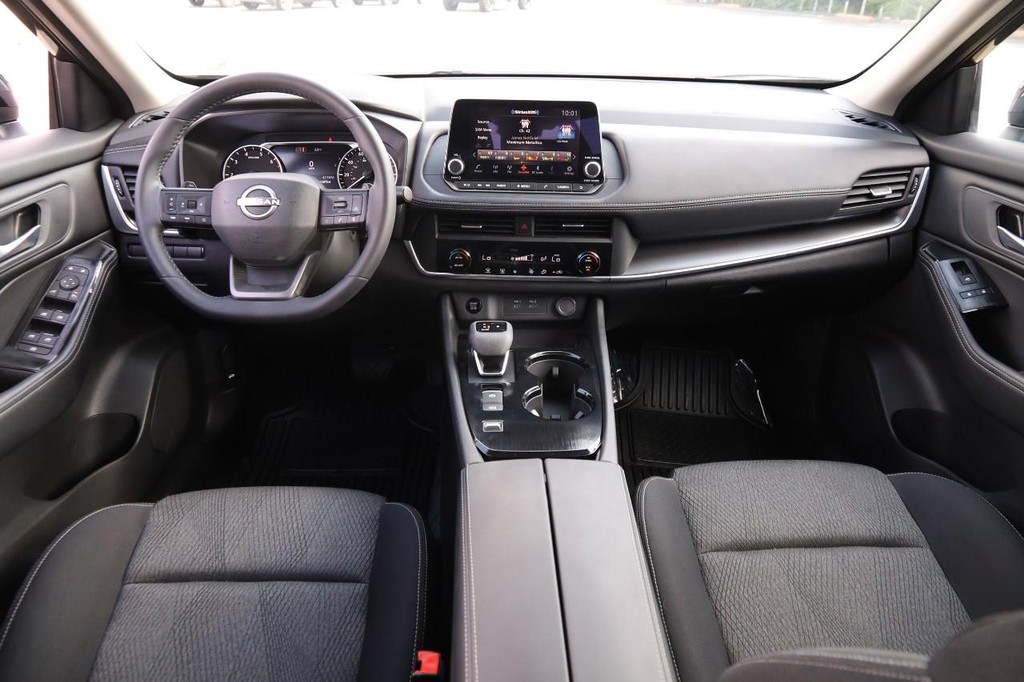 Nissan Rogue Vehicle Image 23