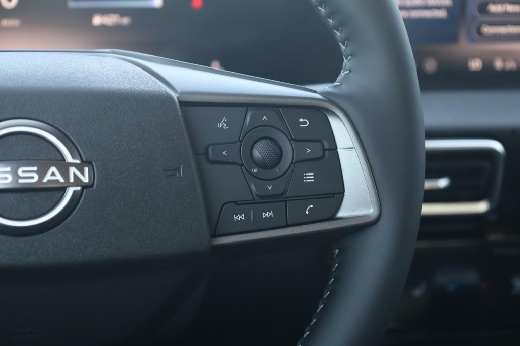 Nissan Sentra Vehicle Image 09