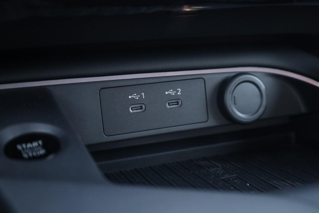 Nissan Sentra Vehicle Image 17