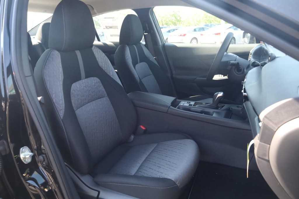 Nissan Sentra Vehicle Image 21