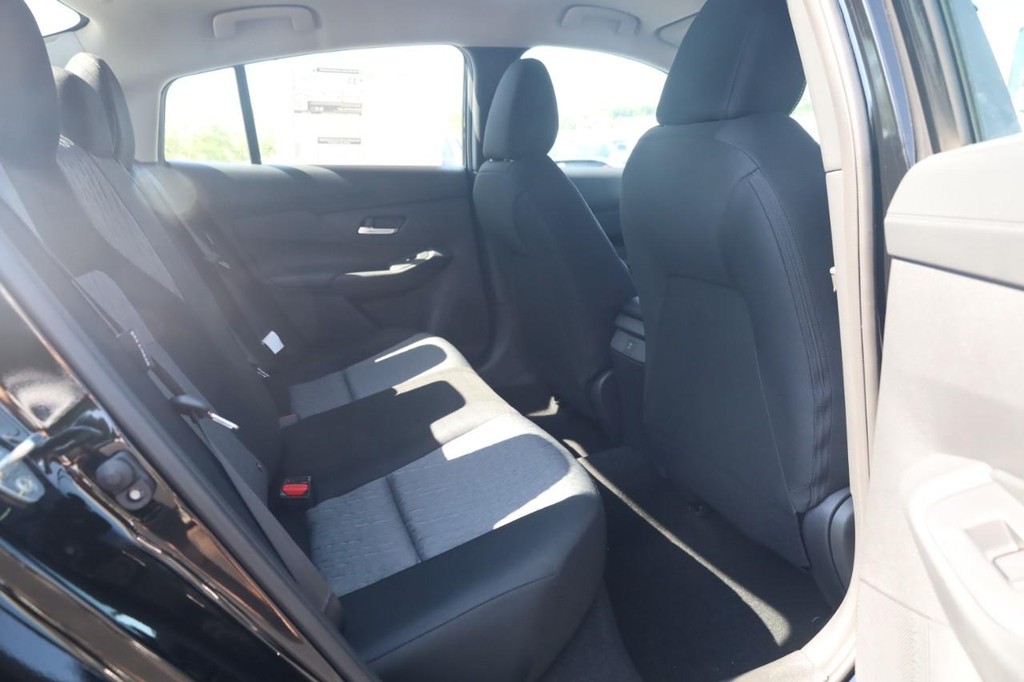 Nissan Sentra Vehicle Image 22