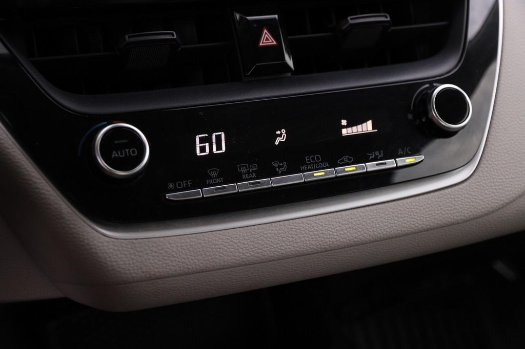 Toyota Corolla Vehicle Full-screen Gallery Image 18