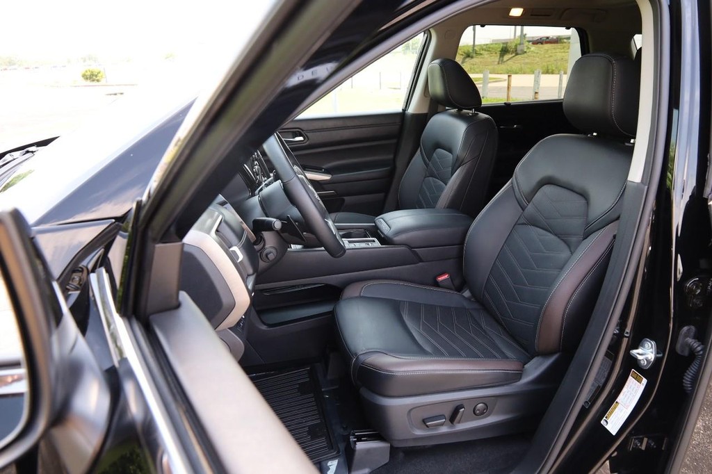 Nissan Pathfinder Vehicle Image 10