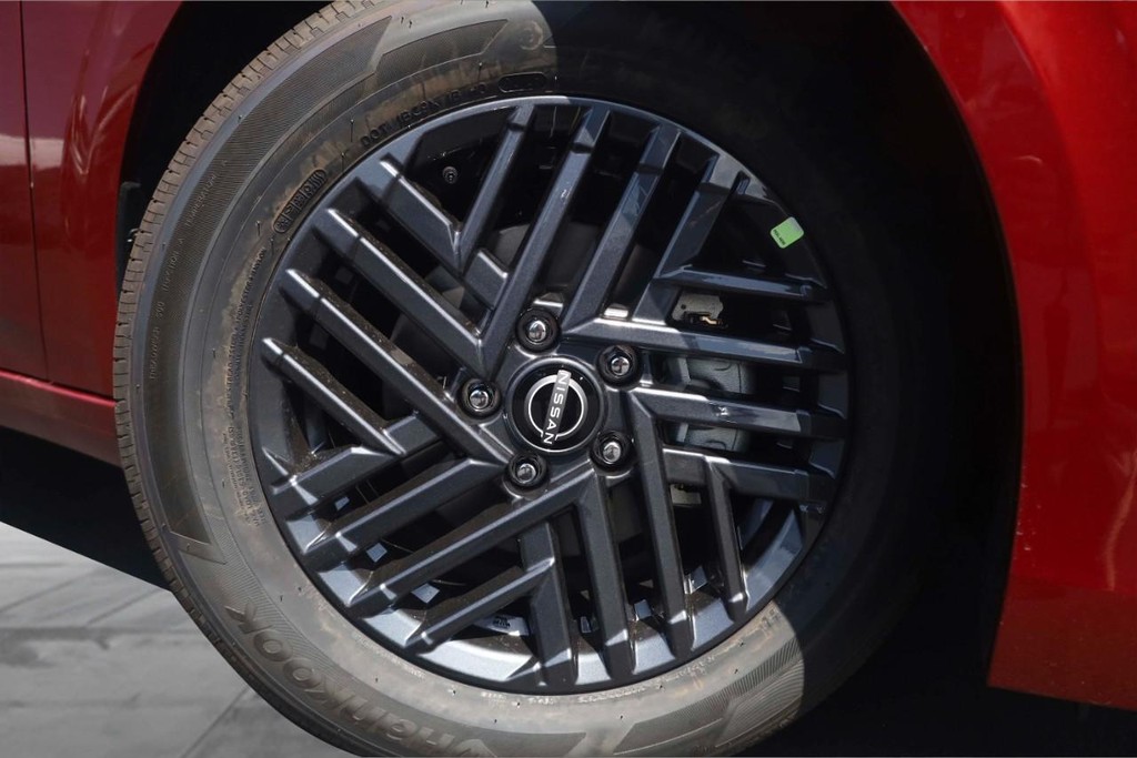 Nissan Sentra Vehicle Image 03