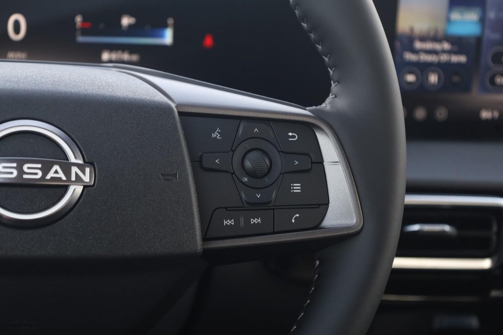 Nissan Sentra Vehicle Image 09
