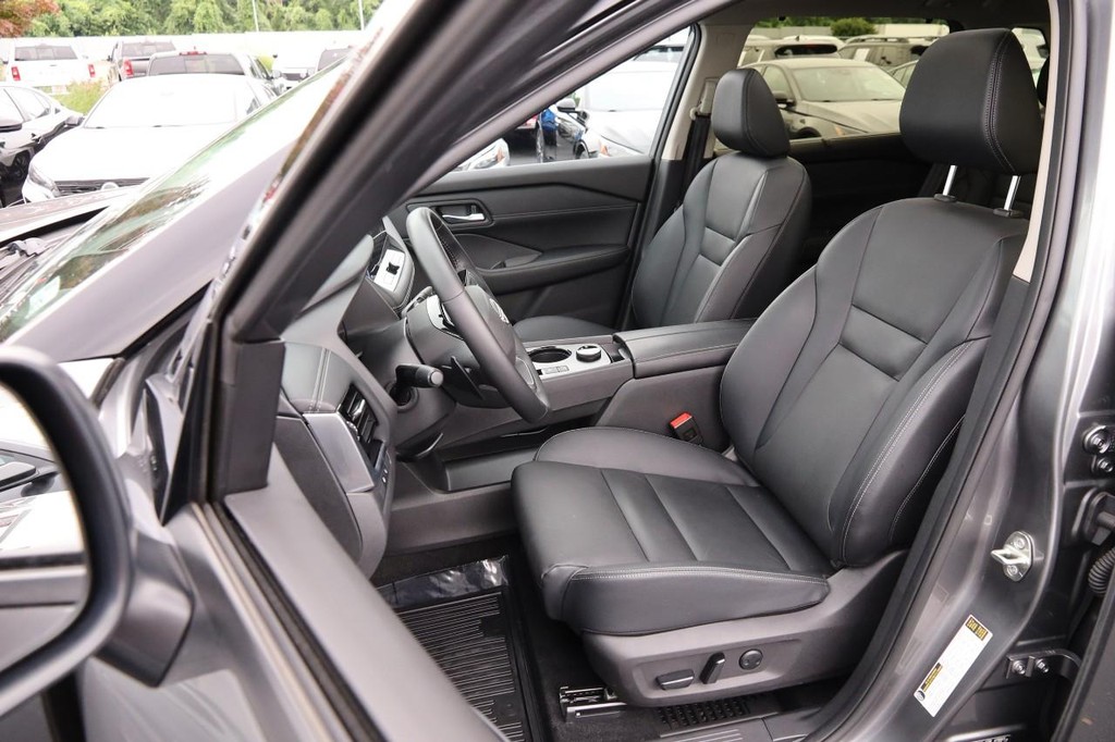 Nissan Rogue Vehicle Image 10