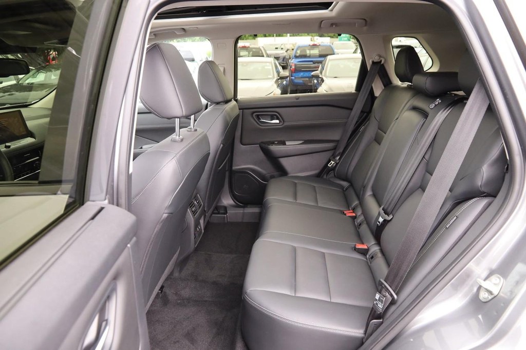 Nissan Rogue Vehicle Image 11
