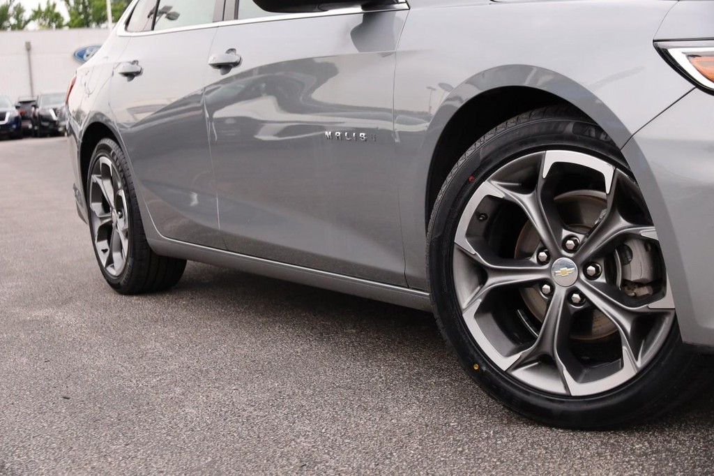 Chevrolet Malibu Vehicle Full-screen Gallery Image 3