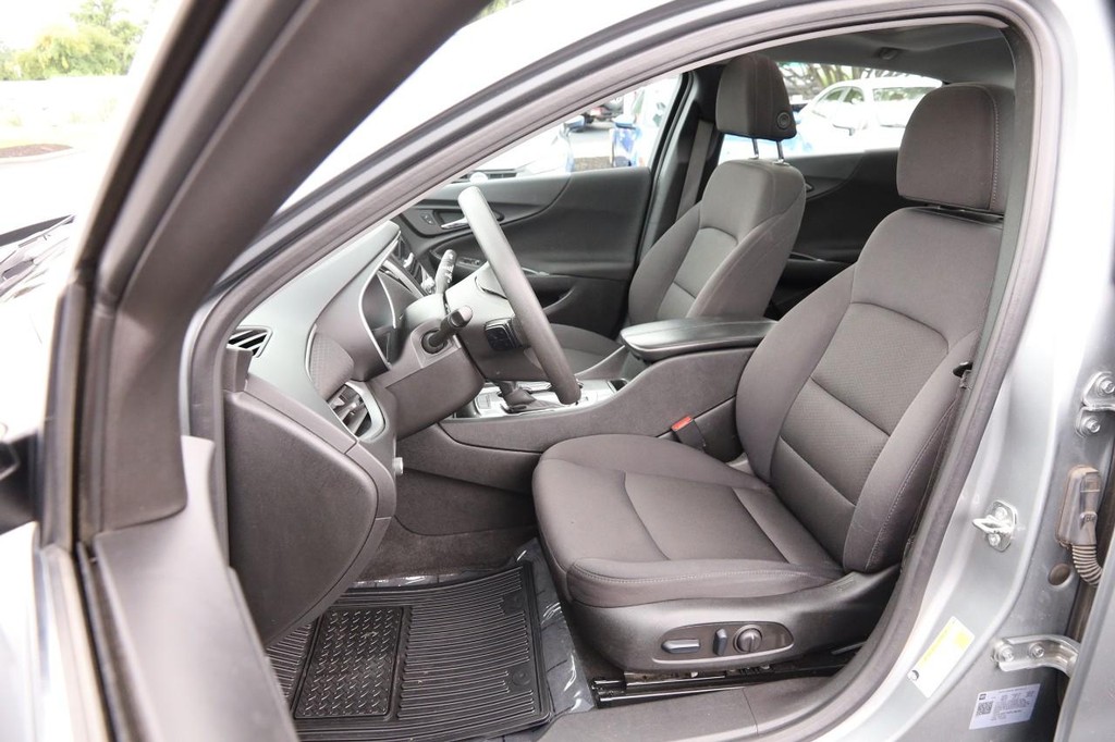 Chevrolet Malibu Vehicle Full-screen Gallery Image 9