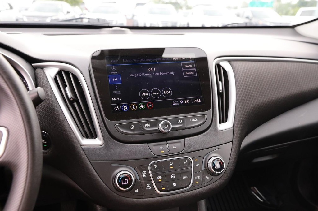 Chevrolet Malibu Vehicle Full-screen Gallery Image 16