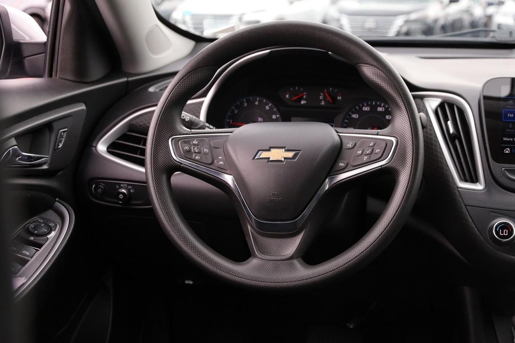Chevrolet Malibu Vehicle Full-screen Gallery Image 24