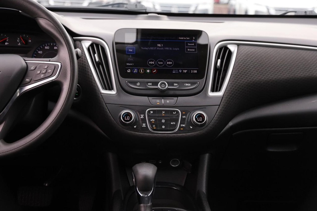 Chevrolet Malibu Vehicle Full-screen Gallery Image 25