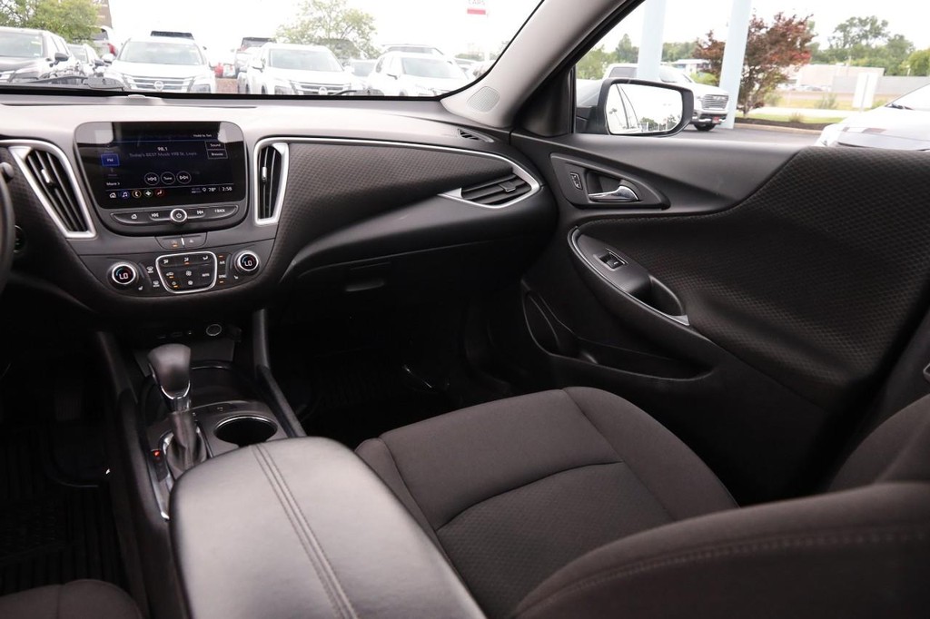 Chevrolet Malibu Vehicle Full-screen Gallery Image 26